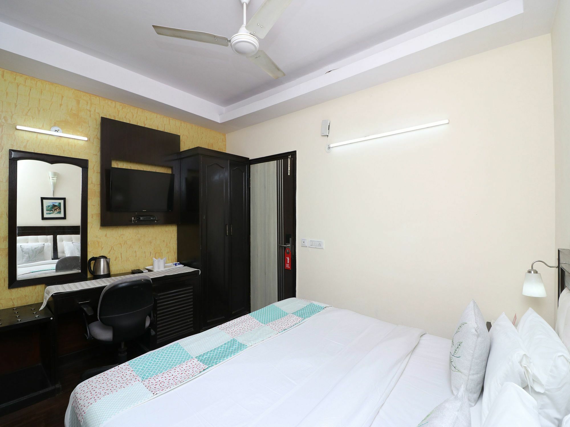Oyo 13451 Star Corporate Avenue Hotel New Delhi Ngoại thất bức ảnh