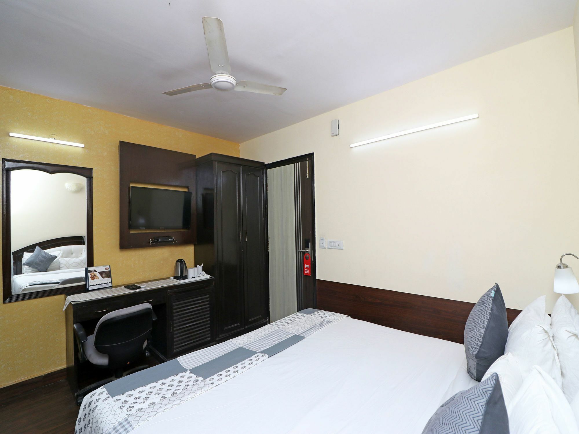 Oyo 13451 Star Corporate Avenue Hotel New Delhi Ngoại thất bức ảnh