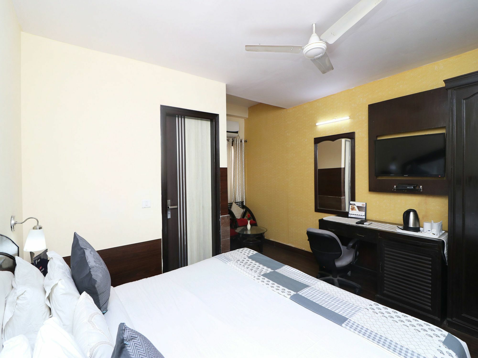 Oyo 13451 Star Corporate Avenue Hotel New Delhi Ngoại thất bức ảnh